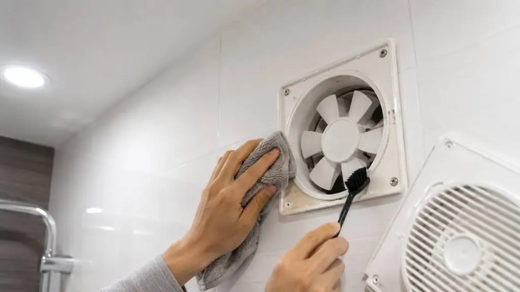 Ventilator schoonmaken voor betere badkamerafvoer